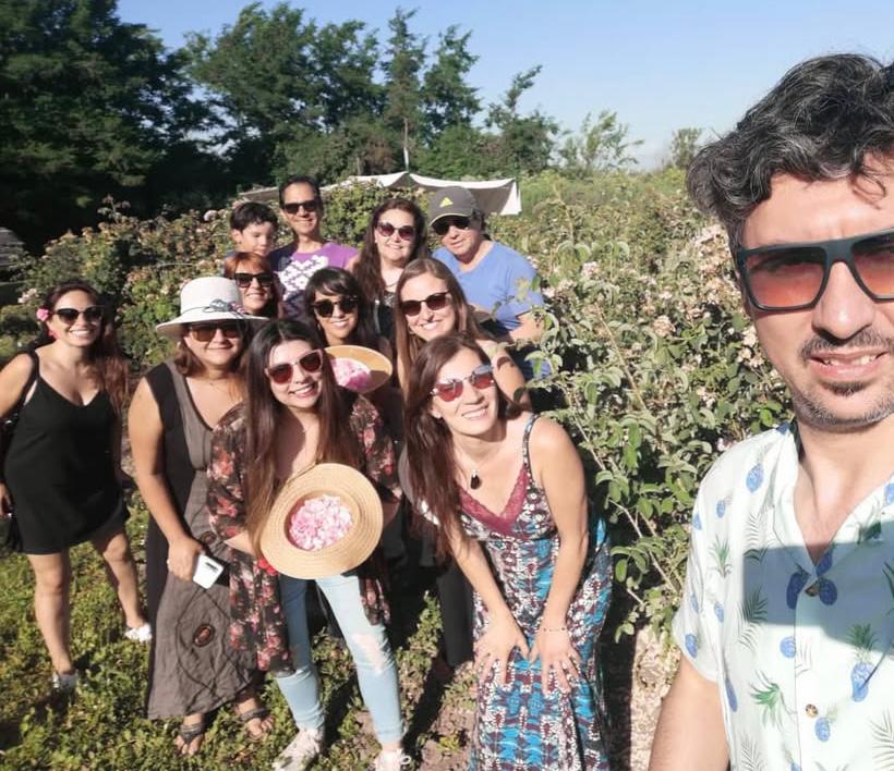 Salida a terreno con alumnas en un rosal