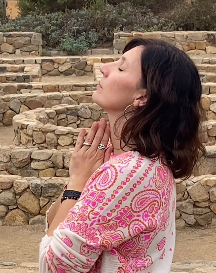 Mujer respirando profundamente en un laberinto de piedra